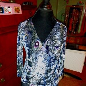 Chic Floral Blouse with Button Detail